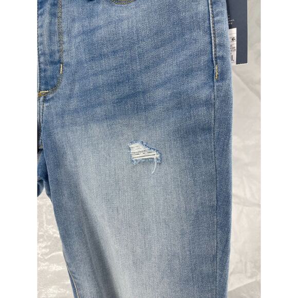 NWT Universal Thread Light Wash Blue Distressed Denim CutOff Jean Shorts Size 4 - Picture 3 of 9